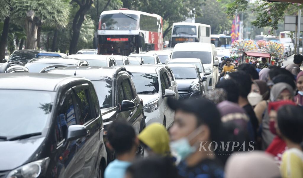 Kendaraan memadati Jalan Medan Merdeka Selatan untuk memasuki lapangan parkir IRTI Monas, Jakarta, Minggu (26/6/2022). Libur sekolah akan berlangsung hingga pekan kedua bulan Juli 2022.