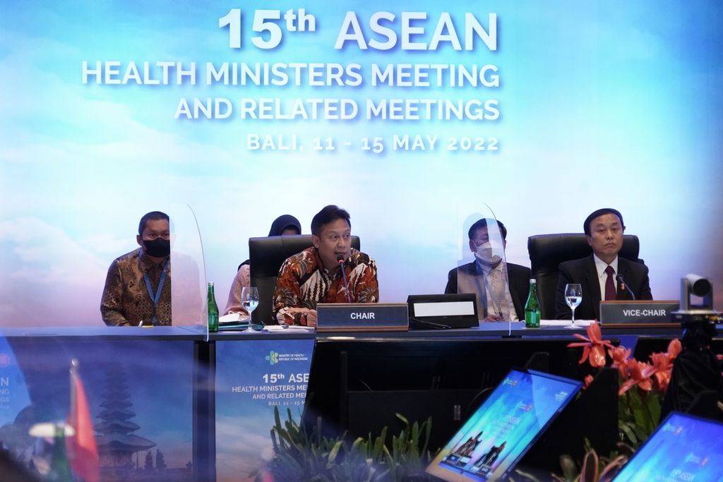 Menteri Kesehatan Budi Gunadi Sadikin (kiri) dalam pertemuan menteri kesehatan se-ASEAN (AHMM) ke-15 di Nusa Dua, Bali, Sabtu (14/5/2022). Indonesia menjadi ketua dari acara AHMM tersebut.