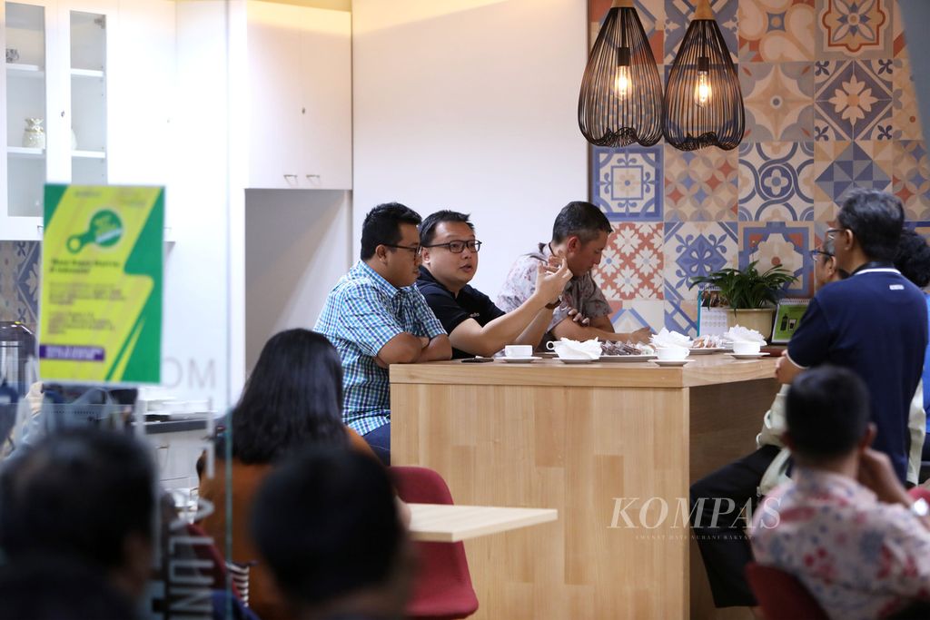 Eksekutif <i>start up</i> berbicara dalam "Ngeteh Sore Bersama Kompas", di Menara Kompas, Jakarta, 21 Januari 2020. Narasumber dalam acara tersebut ialah CEP DailySocial.id Rama Mamuaya, Co-Founder Tokopedia Leontinus Alpha Edison, serta CEO Telkomsel Mitra Inovasi Andi Kristianto (kiri ke kanan).