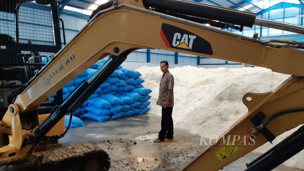 Ketua Kelompok Tani Garam Pati, Jawa Tengah, Rifai menunjukkan garam lokal simpanan petani garam hasil panen 2017/2018 di gudang garam nasional di Juwana, Kabupaten Pati, Jawa Tengah.