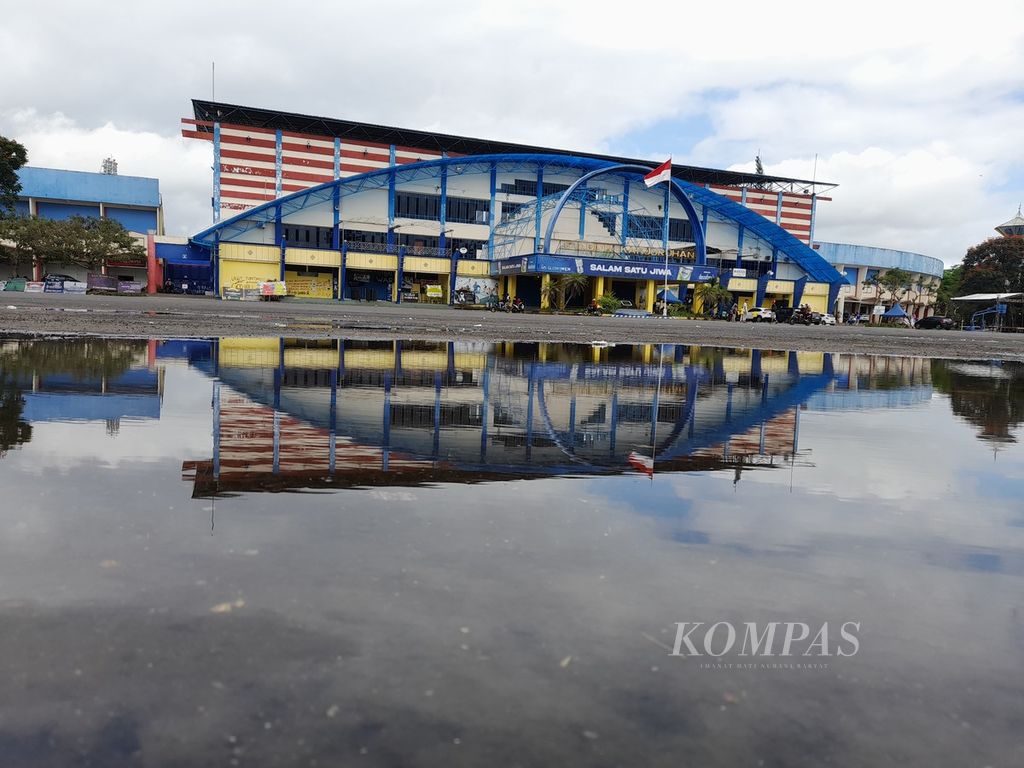 Suasana Stadion Kanjuruhan di Kepanjen, Kabupaten Malang, Jawa Timur, 13 hari pascatragedi yang menewaskan 132 orang dan lebih dari 500 orang lainnya luka, Kamis (13/10/2022).
