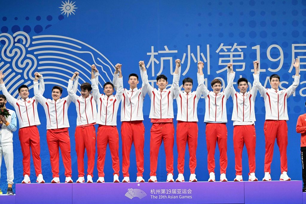 Tim bulu tangkis beregu putra China berpose bersama setelah merebut medali emas Asian Games Hangzhou 2022 di Binjiang Gymnasium Hangzhou, Minggu (1/10/2023). 