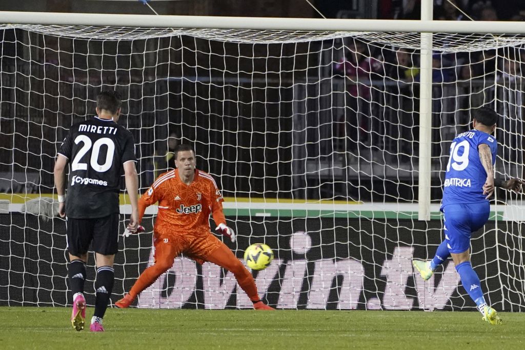 Pemain Empoli, Francesco Caputo (kanan), mencetak gol pertama timnya ke gawang Juventus pada laga Liga Italia di Stadion Carlo Castellani di Empoli, Selasa (23/5/2023) dini hari WIB. Empoli menang, 4-1.
