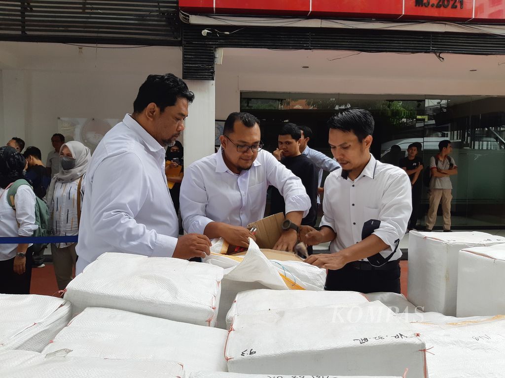 Barang bukti berupa pil PCC dan obat-obatan daftar G yang ditemukan di salah satu rumah toko di Kabupaten Tangerang, Banten, dan Kota Bekasi, Jawa Barat, ditunjukkan ke wartawan, Senin (10/4/2023), di Polda Metro Jaya, Jakarta.