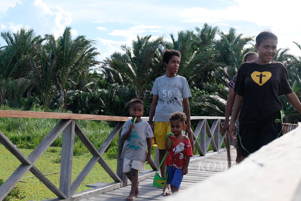 Sejumlah warga melintas di Kampung Yoboi, Distrik Sentani, Papua, Selasa (29/8/2023).