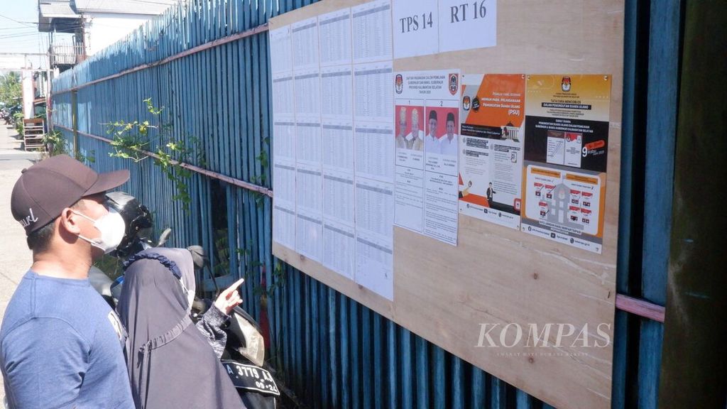 Warga memperhatikan daftar pemilih dalam pemungutan suara ulang pemilihan gubernur dan wakil gubernur Kalimantan Selatan di TPS 014 Kelurahan Pemurus Baru, Kecamatan Banjarmasin Selatan, Kota Banjarmasin, Rabu (9/6/2021). 