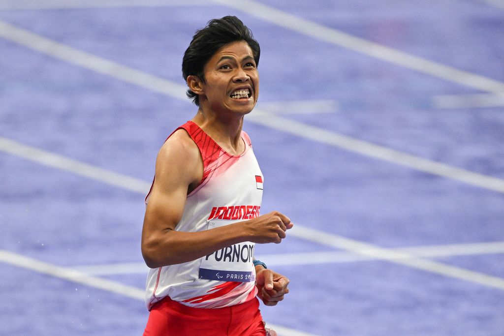 Pelari Indonesia, Saptoyogo Purnomo, dalam pertandingan final nomor 100 meter putra T37 Paralimpiade Paris di Stade de France, Saint Denis, Perancis, Jumat (30/8/2024). Saptoyogo berhasil meraih medali perak dan memecahkan rekor Asia setelah berhasil finis di urutan kedua dengan catatan waktu 11,26 detik.