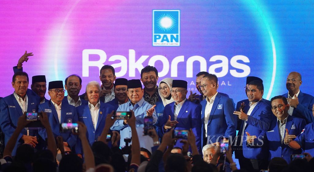 Presiden terpilih dalam Pilpres 2024, Prabowo Subianto, dan Ketua Umum Partai Amanat Nasional Zulkifli Hasan bersama sejumlah elite politisi PAN berfoto bersama pada acara pembukaan Rapat Koordinasi Nasional PAN di Hotel JS Luwansa, Kuningan, Jakarta, Kamis (9/5/2024). 