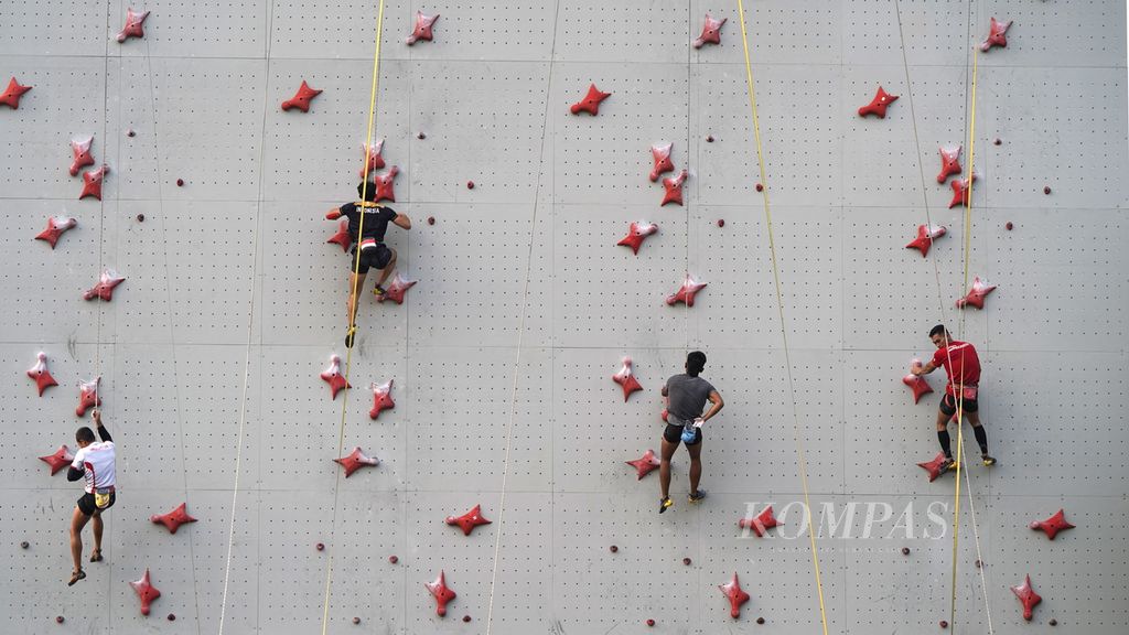 Tim panjat tebing Indonesia menjalani pemusatan latihan menjelang Asian Games 2022 di Hotel Santika Premiere, Kota Bekasi, Jawa Barat, Jumat (8/9/2023). Sebanyak 12 atlet panjat tebing Indonesia akan diberangkatkan dalam Asian Games Hangzhou 2022 di China yang akan berlangsung pada 23 September-8 Oktober 2023. 