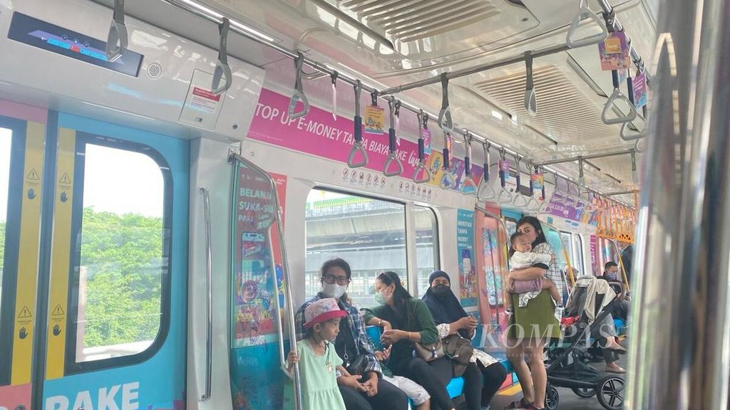 Jakarta MRT passengers on their way to Bundaran HI Station, Jakarta, on Monday (20/2/2024).
