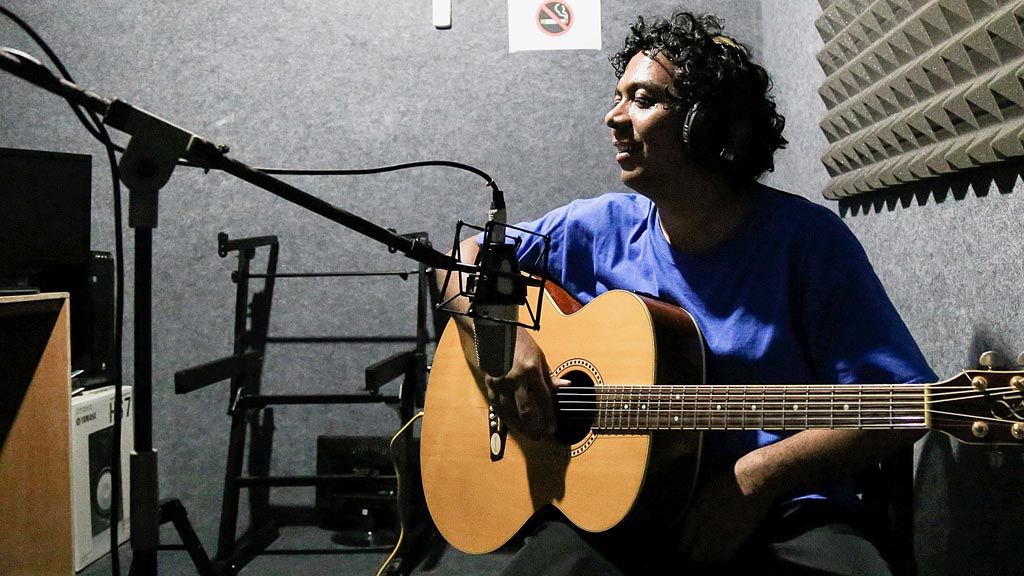 Pemain bas  dan penyanyi di grup Efek Rumah Kaca, Adrian Yunan Faisal merekam lagu untuk proyek pribadinya di Studio Malika, Rempoa, Tangerang Selatan beberapa waktu lalu. Sepuluh lagu dalam album yang ia beri judul Sintas itu diluncurkan pada Minggu (4/6). 