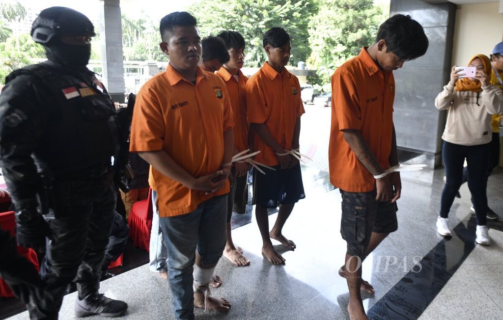 Para tersangka komplotan begal saat rilis kasus di Markas Polda Metro Jaya, Jakarta, Jumat (21/2/2020). Polisi menangkap dua kelompok begal bersepeda motor yang beraksi di Bekasi. Salah satu kelompok yang terdiri tiga tersangka merupakan pelaku pembegalan di Bintara Jaya, Bekasi Barat, pada Kamis (13/2/2020). 