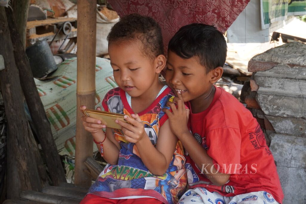 Anak-anak bermain gawai di Desa Dukuhmalang, Kecamatan Talang, Kabupaten Tegal, Jateng, Senin (10/2/2020). Kebanyakan orang menggantungkan kenyamanan hidupnya kepada gawai dan sambungan internet.