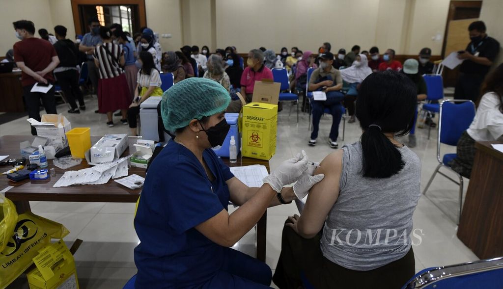 Vaksinator menyuntikan vaksin Covid-19 dosis penguat kedua dalam vaksinasi di Kantor Wali Kota Jakarta Pusat di Jakarta, Rabu (25/1/2023).  