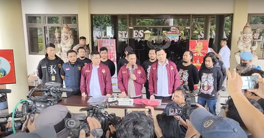 Suasana jumpa pers oleh Polrestabes Semarang terkait kasus pembunuhan Irwan Hutagalung (53), Rabu (10/5/2023), di Semarang, Jawa Tengah, Irwan merupakan pemilik usaha air minum isi ulang di Kecamatan Tembalang, Kota Semarang. Foto dari tangkapan layar akun Youtube Polrestabes Semarang.