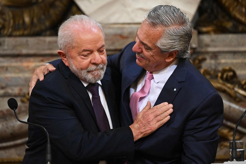 Presiden Brasil Luiz Inacio Lula da Silva (kiri) dan Presiden Argentina Alberto Fernandez  berpelukan dalam konferensi pers di Istana Kepresidenan Casa Rosada, Buenos Aires, Argentina, Senin (23/1/2023). 