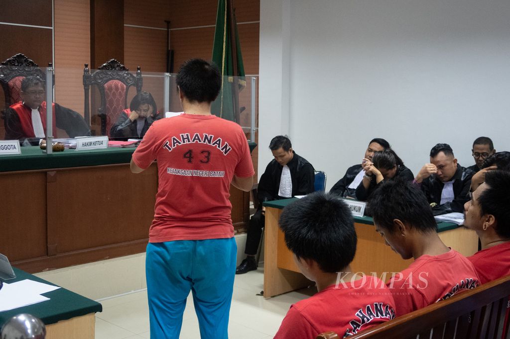 Salah satu terdakwa, Aminnudin (29), membacakan nota pembelaan saat sidang di Pengadilan Negeri Batam, Kepulauan Riau, Senin (4/3/2024).