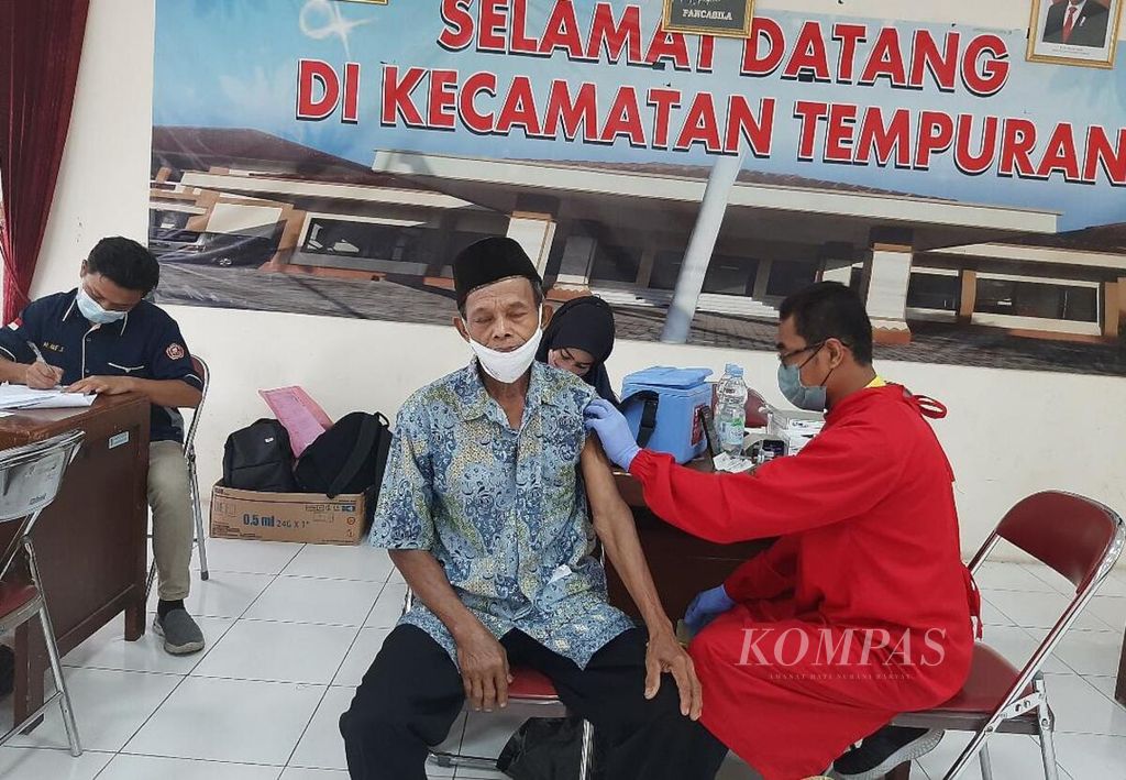 Seorang warga Kecamatan Tempuran, Kabupaten Magelang, mendapatkan suntikan vaksinasi dengan vaksin Johson and Johson di Kantor Kecamatan Tempuran, Kabupaten Magelang, Jumat (3/12/2021).