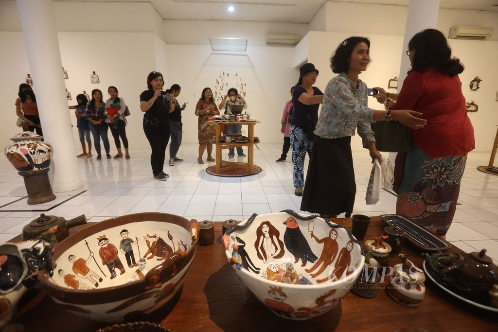 Sedikitnya 300 keramik karya Dona yang pembuatannya terinspirasi dari berbagai kisah pada relief Candi Sojiwan dipamerkan dalam pameran disertasi Adaptasi Kisah Relief Candi Sojiwan Dalam Media Keramik Benda Keseharian di Bentara Budaya Yogyakarta, Kotabaru, Yogyakarta, Selasa (4/4/2023). 