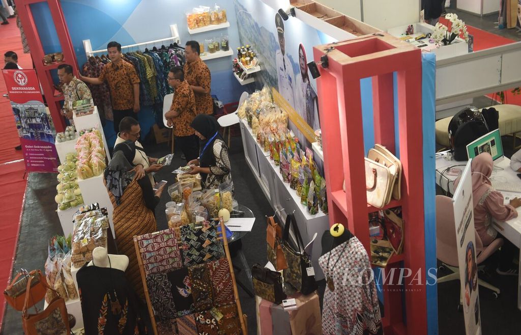Suasana salah satu stan saat Jatim Fest 2023 di Jatim Expo, Surabaya, Rabu (4/10/2023). Kegiatan berlangsung dari 4-8 Oktober 2023 dan dilaksanakan dalam rangka HUT Ke-78 Provinsi Jawa Timur. Kegiatan yang rutin dilakukan setahun sekali untuk mengangkat potensi UMKM Jawa Timur.