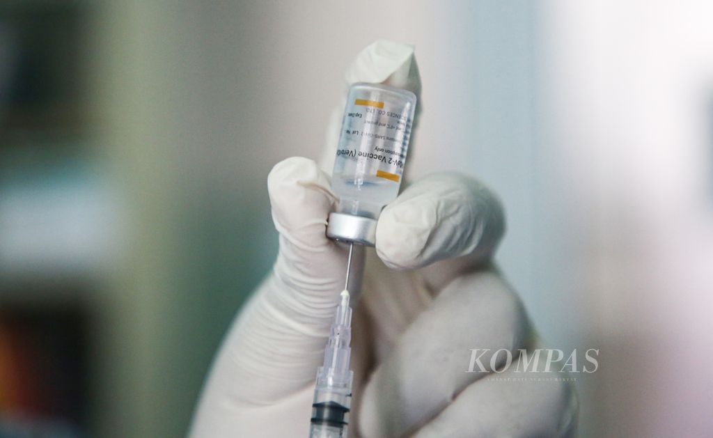 Petugas vaksinator mempersiapkan vaksin Covid-19 produksi Sinovac untuk disuntikkan ke petugas medis dalam vaksinasi Covid-19 tahap ke dua di Puskesmas Jurangmangu, Pondok Aren, Tangerang Selatan, Banten, Jumat (29/1/2021). Vaksinasi Covid-19 tahap ke dua kepada petugas medis di berbagai daerah mulai dilaksanakan.