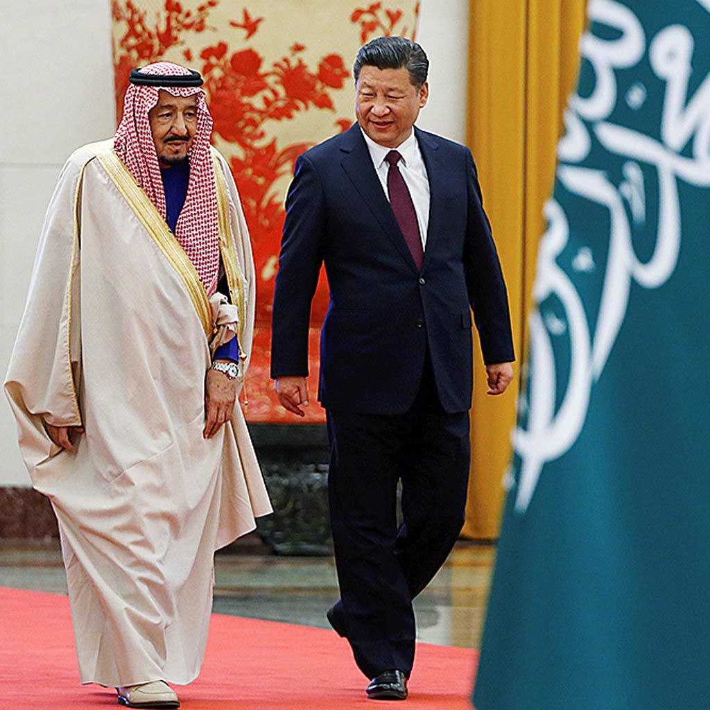 Raja Arab Saudi  Salman bin Abdulaziz al-Saud dan Presiden China Xi Jinping tiba di lokasi upacara penyambutan di Balai Agung Rakyat di Beijing, China, Kamis (16/3).