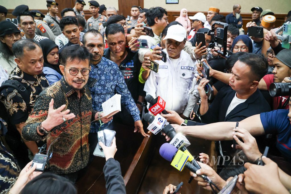 Bekas Menteri Pertanian Syahrul Yasin Limpo memberikan keterangan kepada wartawan seusai pembacaan vonis dirinya di Pengadilan Tindak Pidana Korupsi Jakarta, Jakarta, Kamis (11/7/2024). Syahrul  divonis hukuman 10 tahun penjara dan denda Rp 300 juta subsider empat bulan kurungan. 