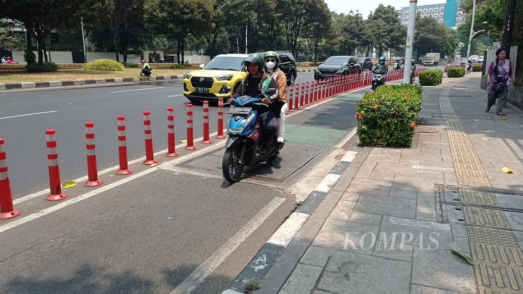 Okupansi lajur sepeda di Jalan Tugu Tani, Jakarta Pusat, Rabu (18/10/2023). Lajur sepeda seakan jadi lajur bebas hambatan bagi pengguna jalan.