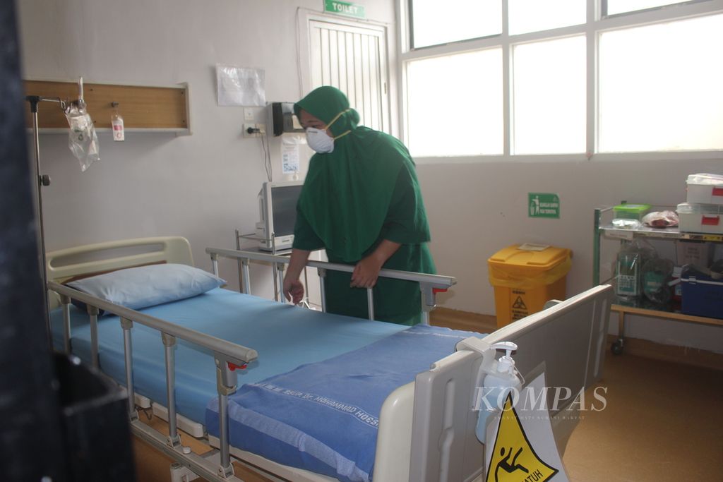 Petugas sedang beraktivitas di ruang isolasi Rumah Sakit Mohammad Hoesin (RSMH) Palembang, Senin (27/1/2020). RSMH menyediakan ruangan isolasi untuk menangani pasien yang terjangkit virus korona.