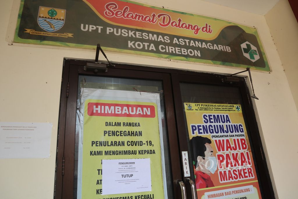 Suasana Puskesmas Astanagarib di Kota Cirebon, Jawa Barat, yang ditutup sementara setelah sejumlah tenaga kesehatan terkonfirmasi positif Covid-19. Selain Astanagarib, Puskesmas Kesambi, Drajat, dan Larangan juga ditutup sementara.