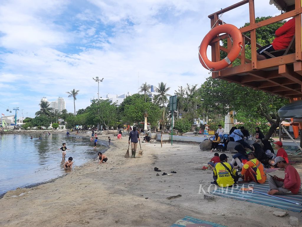 Sejumlah pengunjung bersantai di Pantai Indah, kawasan Taman Impian Jaya Ancol, Jakarta, Rabu (14/2/2024).