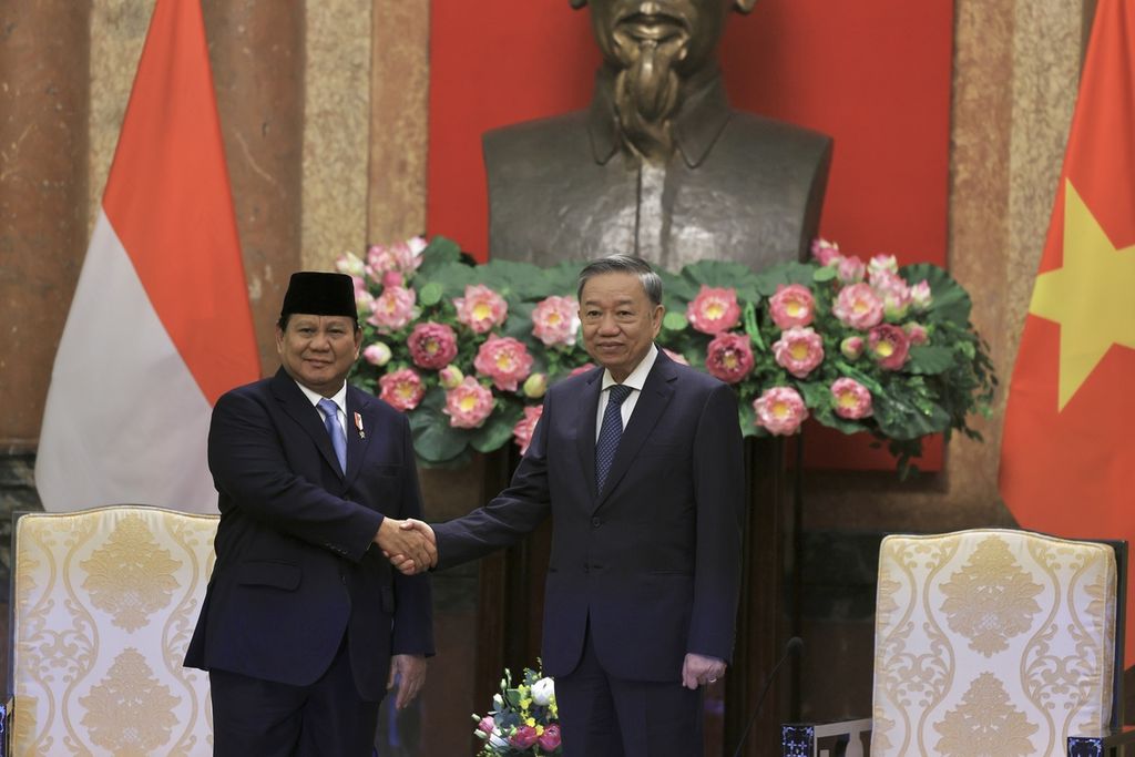 Presiden Vietnam To Lam (kanan) bersalaman dengan Menteri Pertahanan sekaligus presiden terpilih Prabowo Subianto di Istana Kepresidenan, Hanoi, Jumat (13/9/2024). Vietnam menjadi negara keenam di ASEAN yang dikunjungi Prabowo setelah memenangkan kontestasi Pilpres 2024.