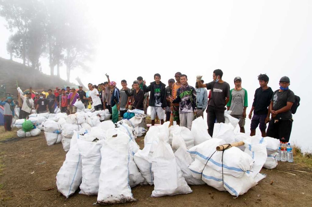 Sekitar 1,6 ton sampah berhasil dikumpulkan dalam kegiatan ”Rinjani Clean Up Green Rinjani dan Benjamin”,  7-9 Juli 2021, di Pelawangan Sambalun, Gunung Rinjani, Lombok, Nusa Tenggara Barat.