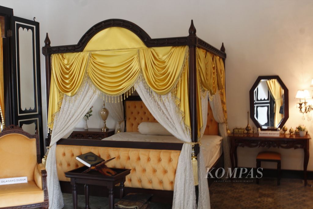 Kamar tidur Raja dan Permaisuri di Istana Peraduan, dalam kompleks Istana Siak di Kota Siak, Riau, Foto diambil April 2022.