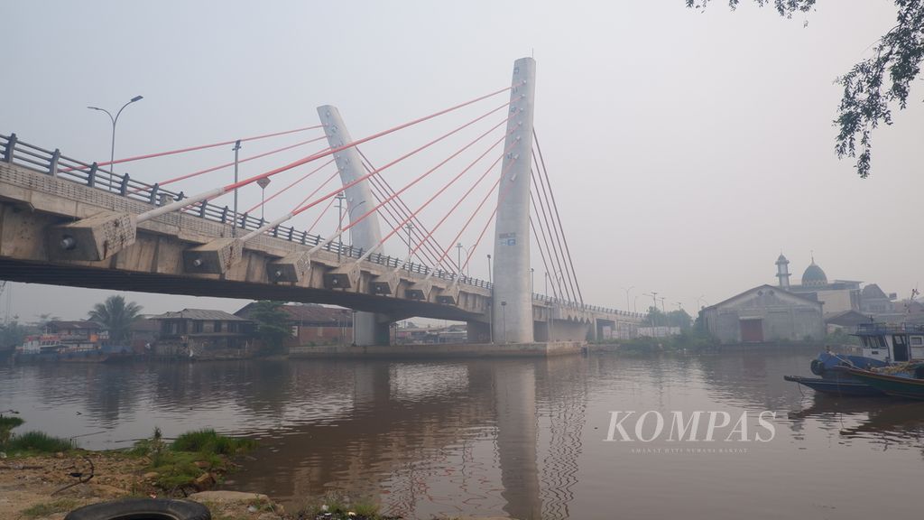 Kabut asap menyelimuti Sungai Alalak di Kota Banjarmasin, Kalimantan Selatan, Selasa (3/10/2023) pagi. Kabut asap dipicu maraknya kebakaran hutan dan lahan di sejumlah daerah di Kalsel.