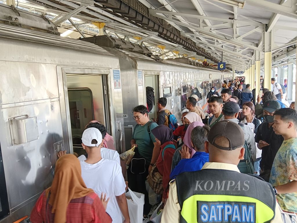 Tampak penumpang menaiki Kereta Api Papandayan dari Stasiun Bandung, Jawa Barat, Rabu (24/1/2024). Kereta api ini melayani rute dari Stasiun Gambir di Jakarta menuju Kabupaten Garut.