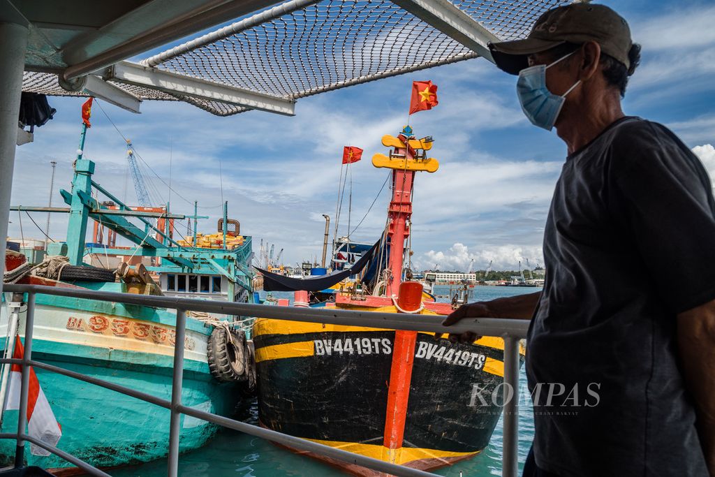 Salah satu anak buah kapal berbendera Vietnam melihat dua kapalnya dari lambung Kapal Polisi (KP) Bisma-8001 yang sandar di Pelabuhan Batu Ampar, Batam, Kepulauan Riau, Selasa (23/3/2021). 