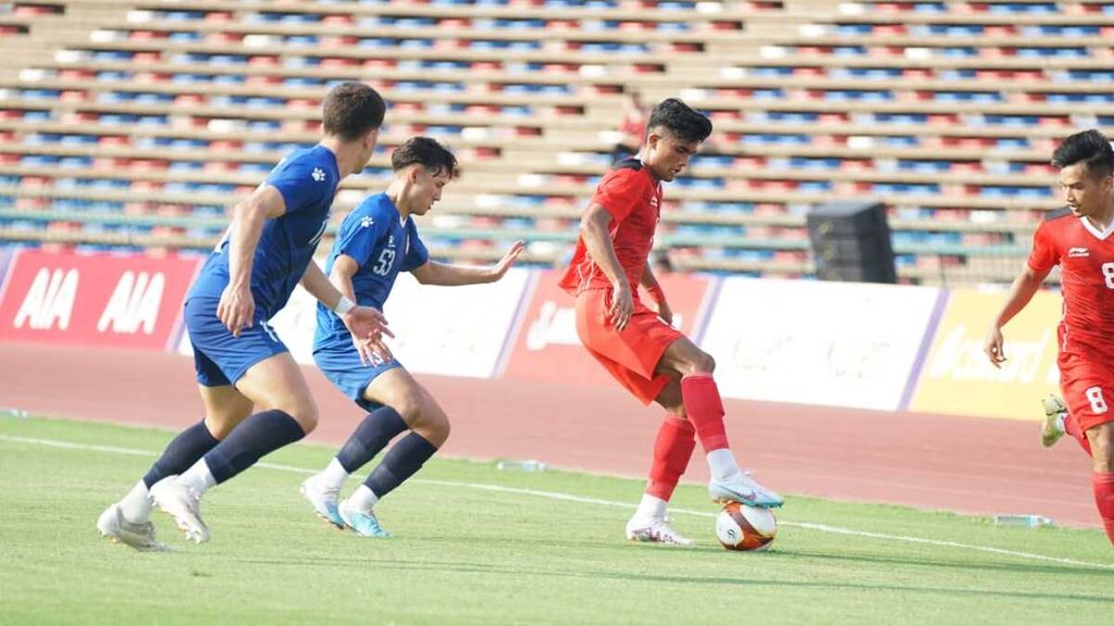 Pemain Indonesia (kanan), mengontrol bola saat dibayangi dua pemain Filipina pada laga penyisihan Grup A sepak bola putra SEA Games Kamboja 2023 di Stadion Nasional Phnom Penh, Kamboja, Sabtu (29/4/2023). Indonesia menang, 3-0.