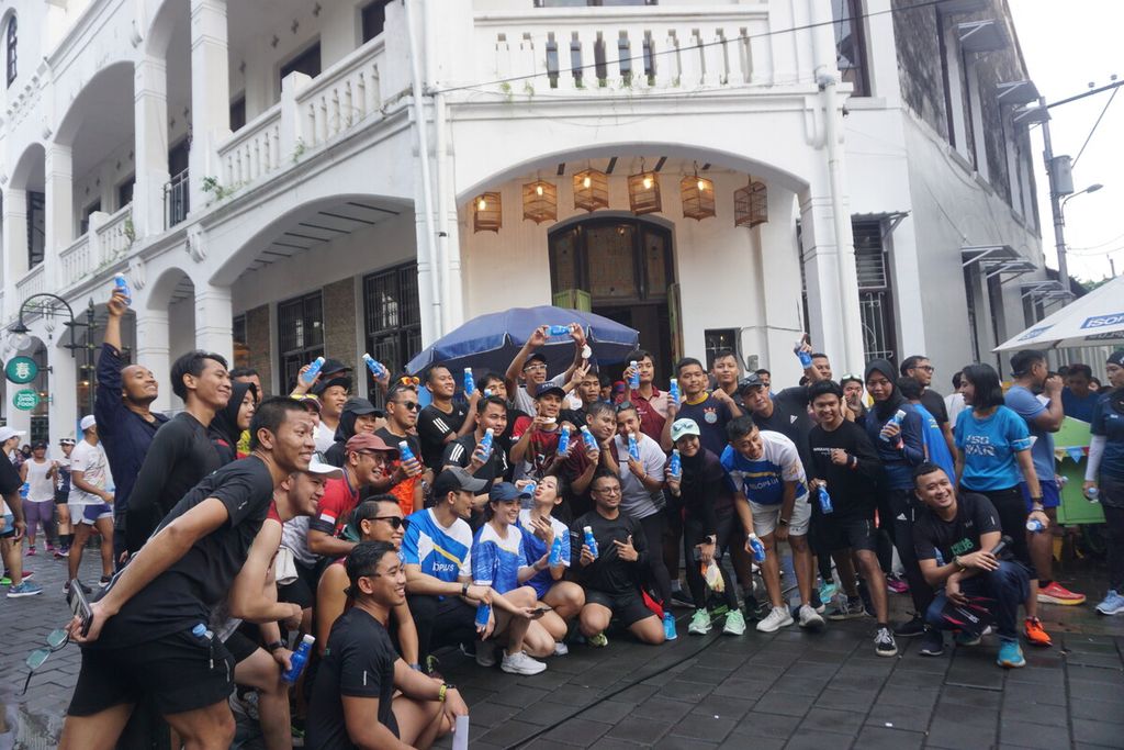 Para pelari berfoto bersama setelah mengikuti Run for Gilo-gilo di Kota Lama Semarang, Jawa Tengah, Sabtu (17/12/2022). Ajang ini sebagai acara pembuka bagi Lomba Lari Semarang 10K Powered by Isoplus.