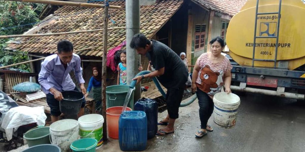 Warga mengisi ember dengan air bersih yang disediakan Balai Prasarana Permukiman Wilayah Banten di Kabupaten Lebak, Banten, Selasa (7/1/2020).