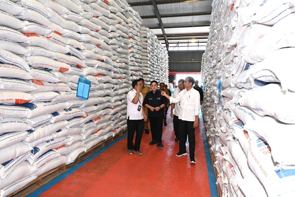 Presiden Joko Widodo meninjau cadangan beras di Gudang Bulog Kota Bitung, Provinsi Sulawesi Utara, Jumat (23/2/2024).
