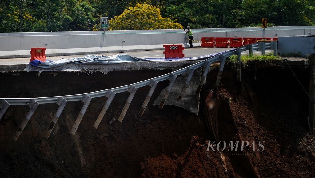 Situasi jalan tol yang longsor di Tol Bogor Ciawi Sukabumi (Bocimi) Km 64 di Desa Purwasari, Cicurug, Kabupaten Sukabumi, Jawa Barat, Kamis (4/4/2024). Longsor yang terjadi pada Rabu (3/4/2024) sekitar pukul 20.00 ini menyebabkan sebuah mobil dari arah Jakarta ke Sukabumi terperosok terbawa longsoran. 