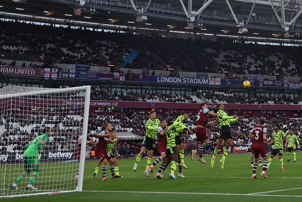 Para pemain Arsenal dan West Ham mengambil posisi di mulut gawang untuk merebut bola saat pertandingan Liga Inggris antara West Ham United dan Arsenal di Stadion London, Minggu (11/2/2024). 