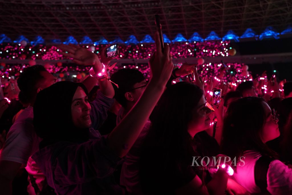 Penonton menikmati konser grup band Coldplay yang bertajuk Coldplay Music of the Spheres World Tour di Stadion Utama Gelora Bung Karno, Jakarta, Rabu (15/11/2023). 