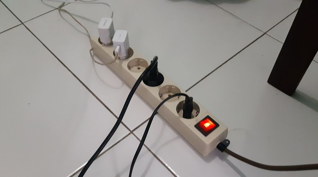 Ilustrasi penggunaan listrik untuk beragam barang elektronik di rumah.