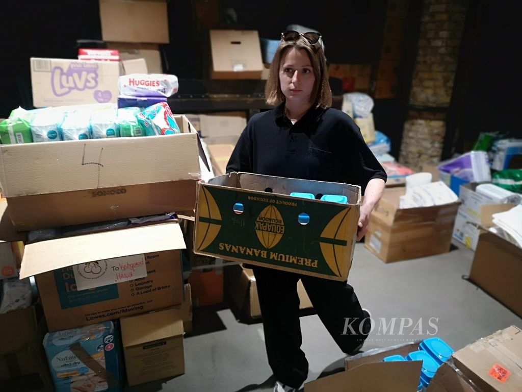 Yasya Golovko, humanitarian volunteer, Vyshniakov organization, carries humanitarian aid items in a room at the Nightclub "Heaven" in Kyiv, Ukraine, Tuesday (14/6/2022). The nightclub was converted into a shelter for relief goods for war victims and Ukrainian soldiers who were on the front line.