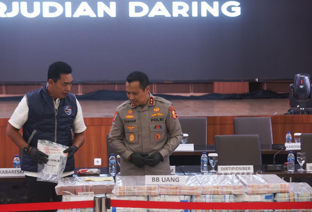 Kepala Divisi Profesi dan Pengamanan Polri Inspektur Jenderal Syahar Diantono (kanan) dan Kepala Badan Reserse Kriminal Polri Komisaris Jenderal Wahyu Widada mengecek barang bukti saat menggelar hasil pengungkapan kasus judi daring oleh satuan tugas pemberantasan judi daring di Gedung Bareskrim Polri, Jakarta, Jumat (21/6/2024).