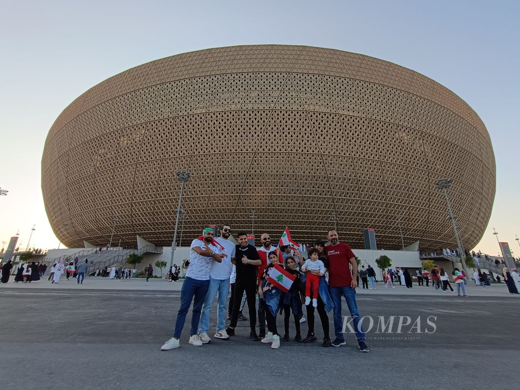 Penonton bersiap masuk Stadion Lusail, Doha, Qatar, untuk menonton upacara pembukaan Piala Asia 2023, Jumat (12/1/2024). 