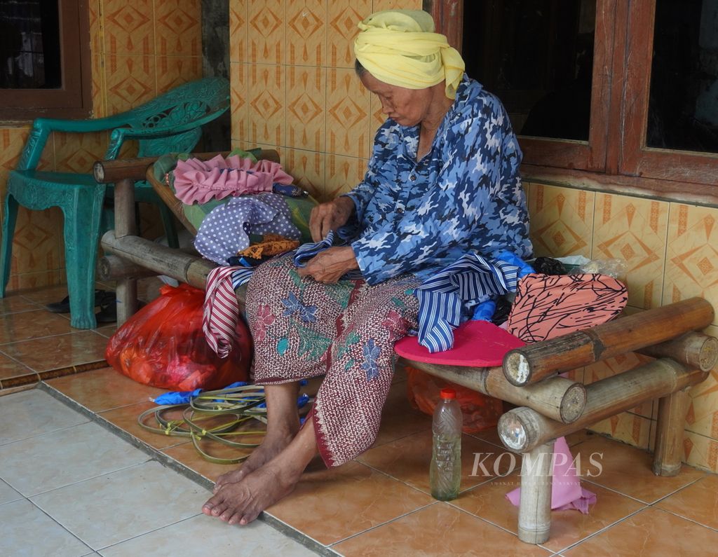 Syariah (80), pembuat kipas tangan khas Tegal.