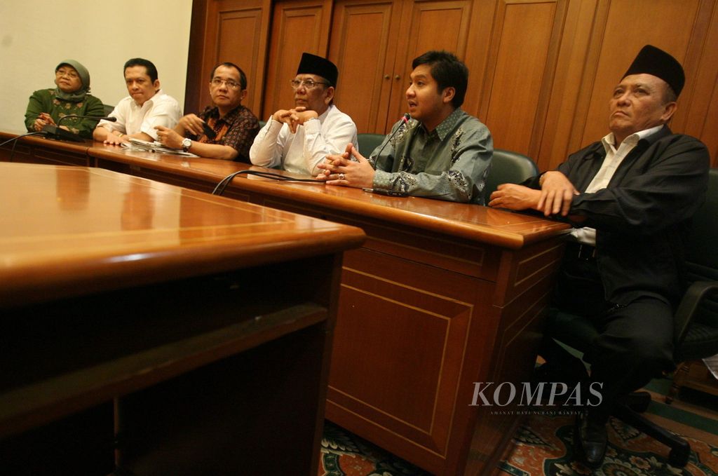 Inisiator Panitia Khusus DPR tentang Hak Angket Bank Century, atau dikenal sebagai Tim Sembilan, antara lain, (dari kiri) Lili Wahid dari PKB, Bambang Soesatyo (Golkar), Akbar Faizal (Hanura), Maruarar Sirait (PDI-P), dan Kurdi Moekri (PPP), menemui Ketua Umum Pengurus Besar Nahdlatul Ulama (PBNU) KH Hasyim Muzadi (ketiga dari kanan) di Kantor PBNU, Jakarta, Jumat (19/2/2010). 